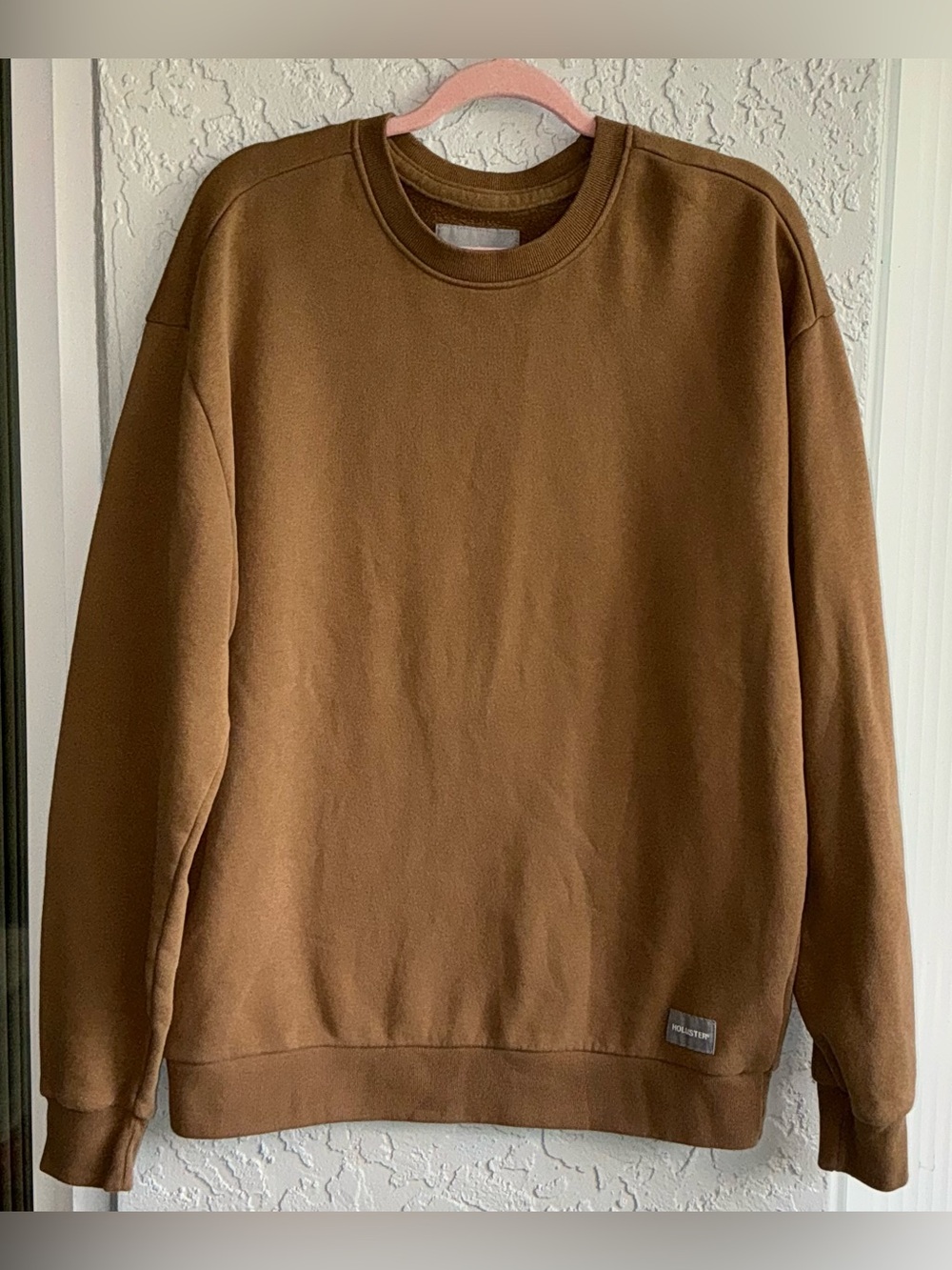 Hollister Men's Crewneck Relaxed Fit Sweatshirt in Chestnut Brown